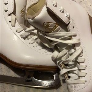 Jackson artiste all white ice skates